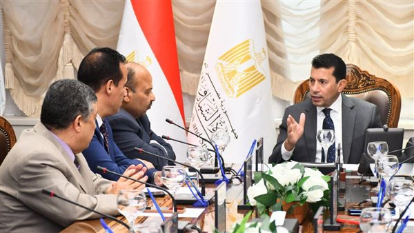 وزير الشباب يلتقي