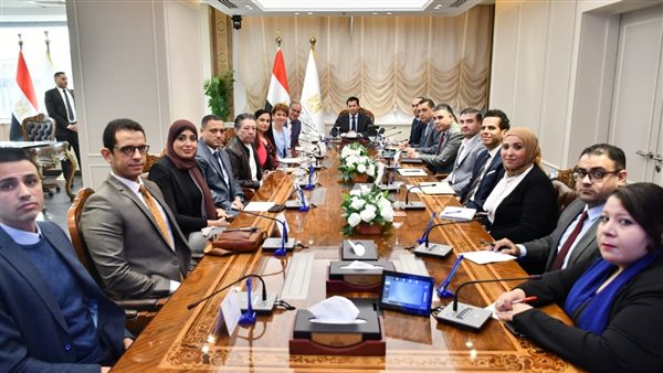 وزير الرياضة يبحث