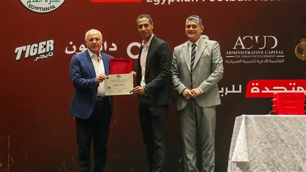 هاني أبوريدة يسلم