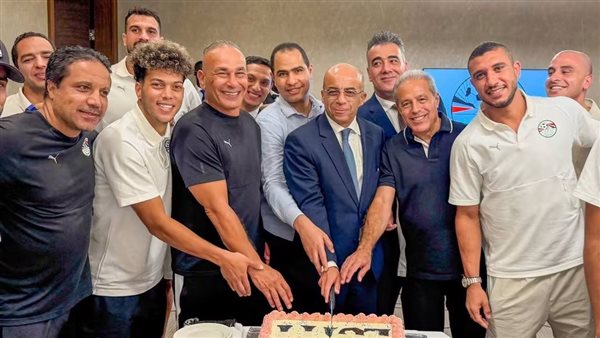 سفير مصر يهنئ منتخب